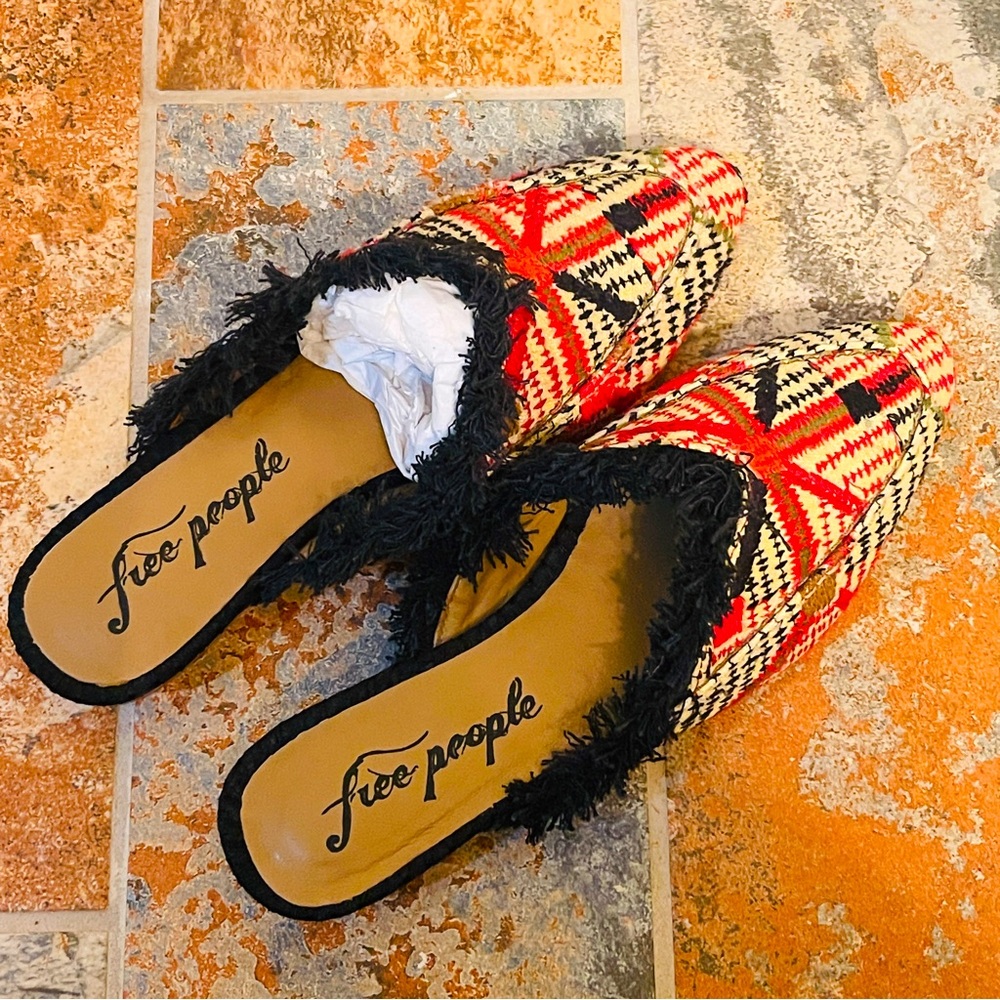 🐦‍🔥NWOB! Free People Plaid, Fringe Red Black & Cream Slides/Flats!